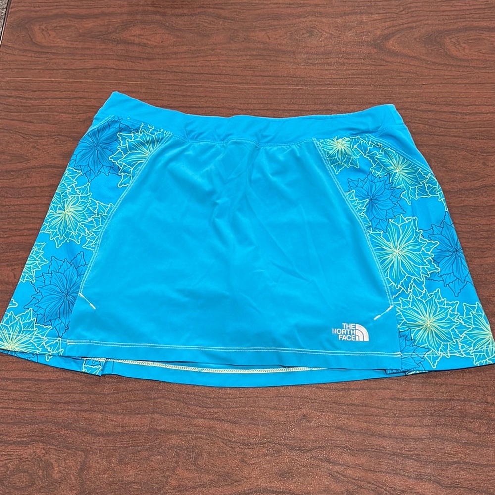 Women’s Medium The North Face Tennis Skorts!